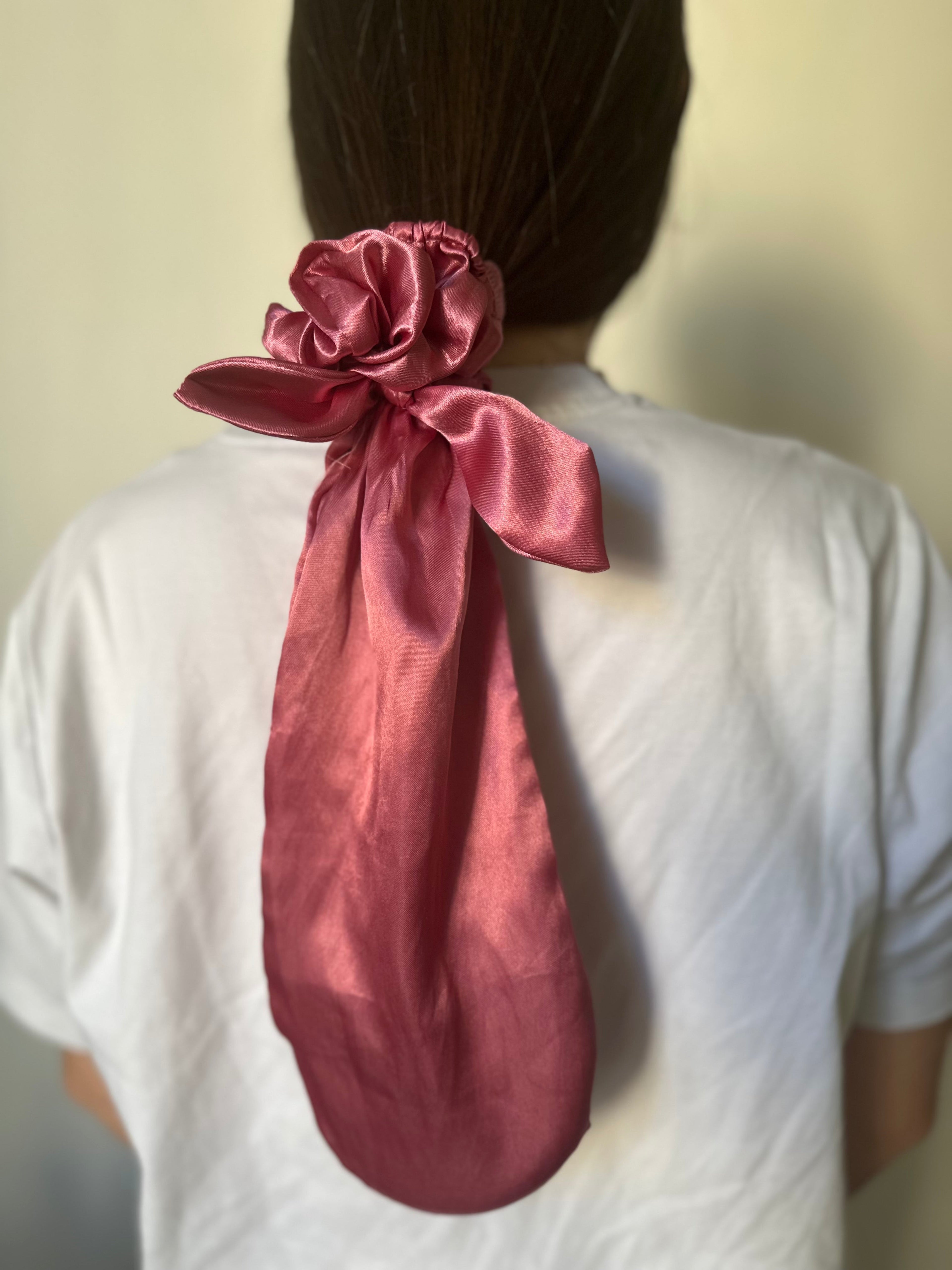 Attache protectrice en satin