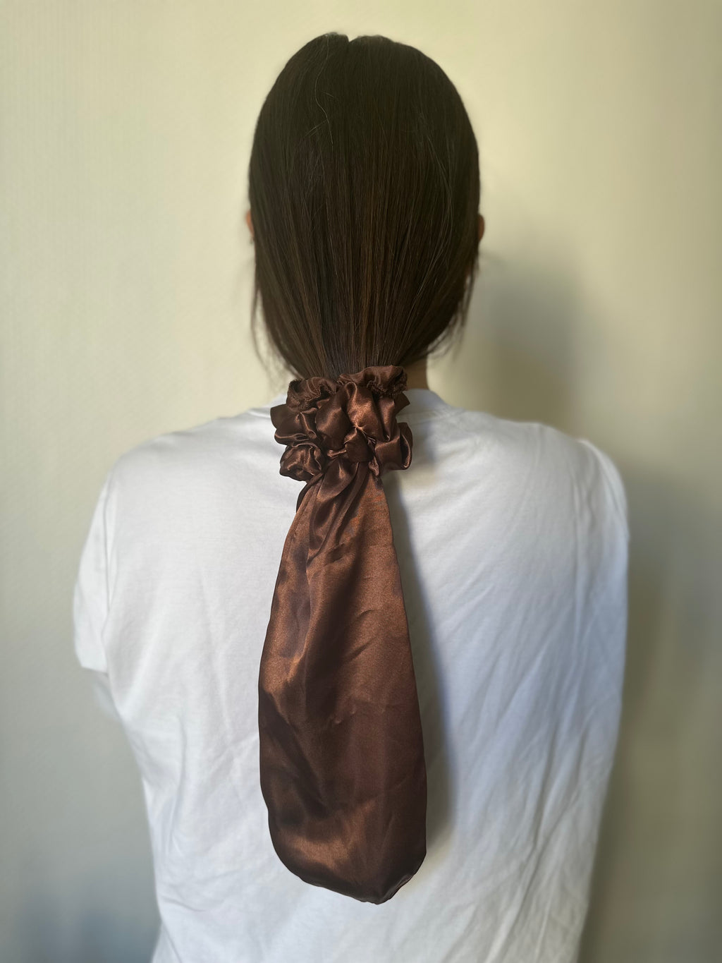 Attache protectrice en satin