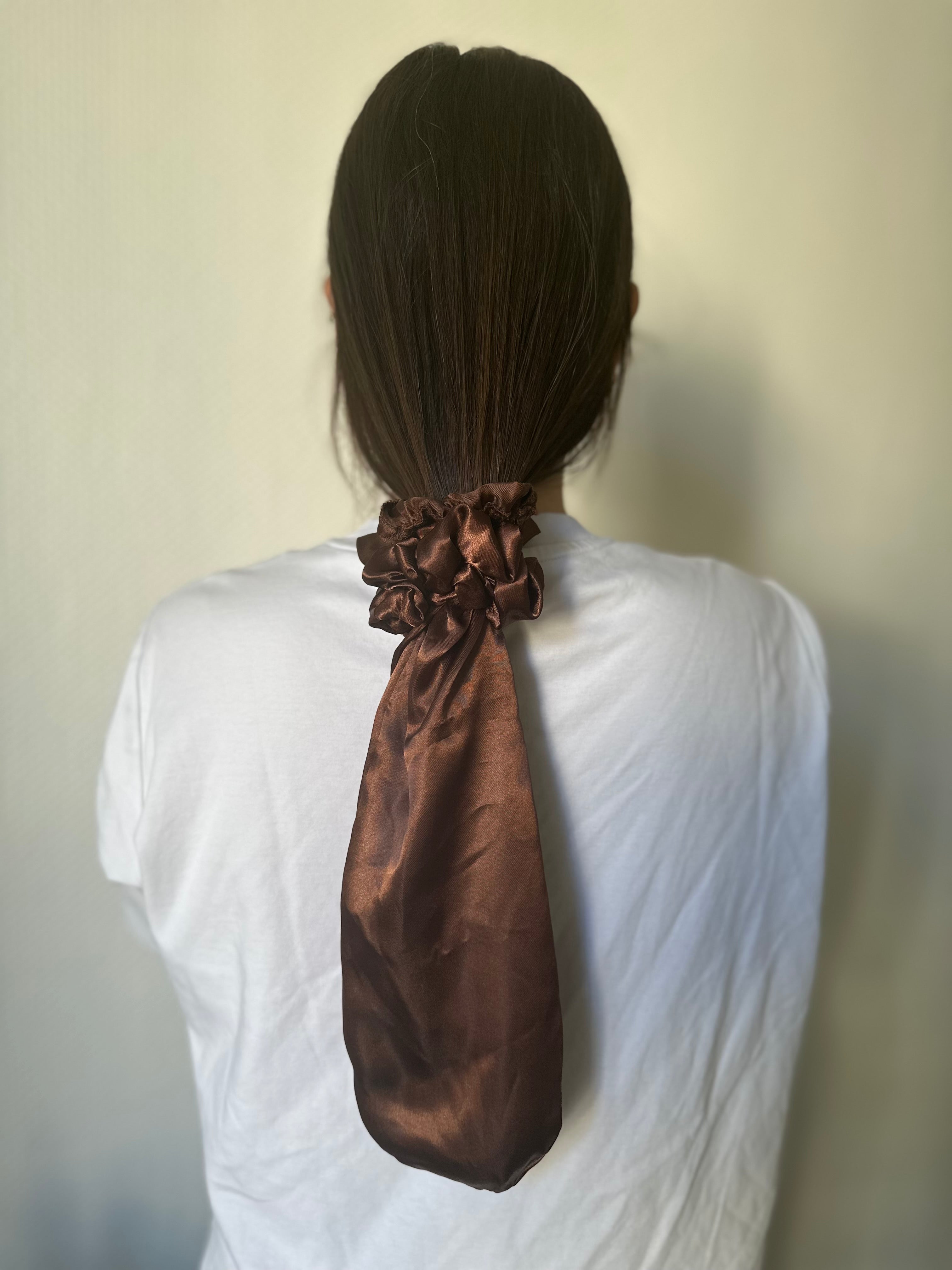 Attache protectrice en satin